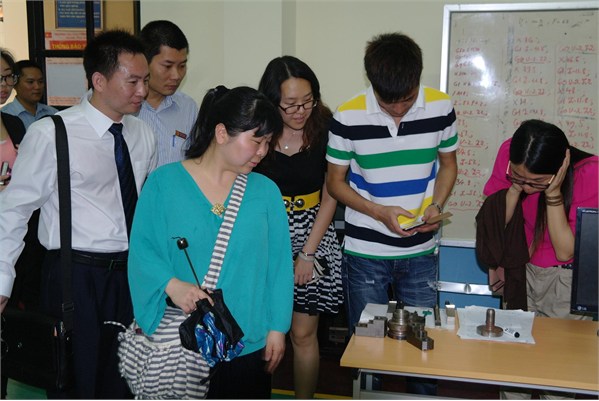 Đoàn Giáo viên và Sinh viên trường Đại học Sư Phạm Quảng Tây(Trung Quốc) sang giao lưu và học tập tại trường Đại hoc Công nghiệp Hà Nội.