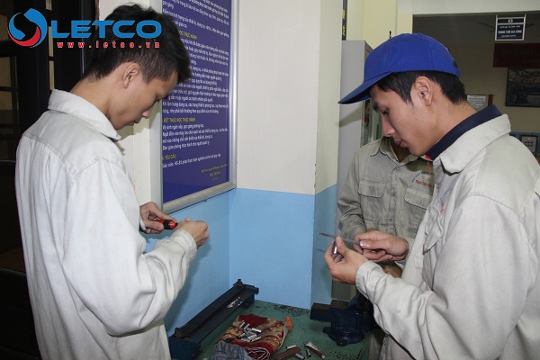 tuyen 02 nam 02 nu lam dien thi tuyen ngay 14 09