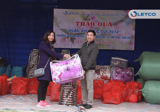 Trao quà “Xuân ấm Lùng Sui 2018”