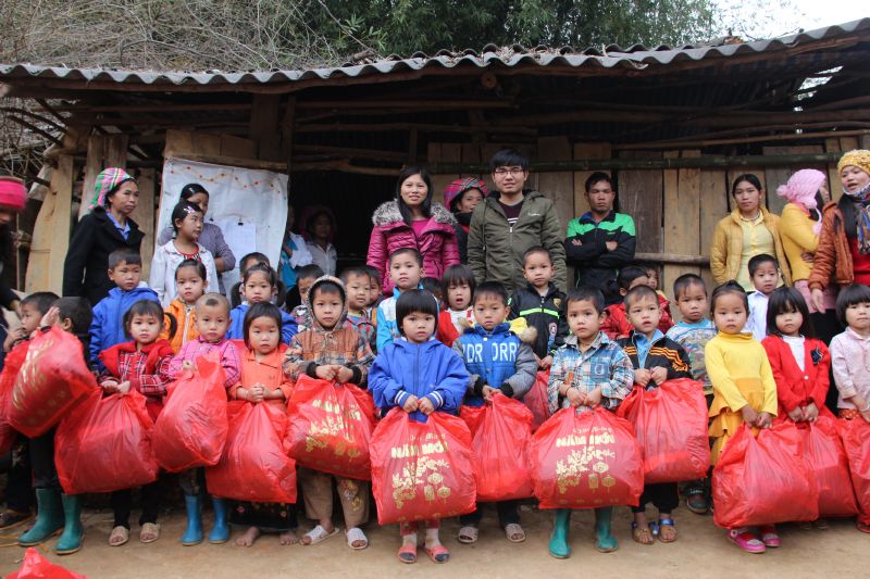 letco trao tang 184 suat qua cho tre em vung cao tinh lai chau