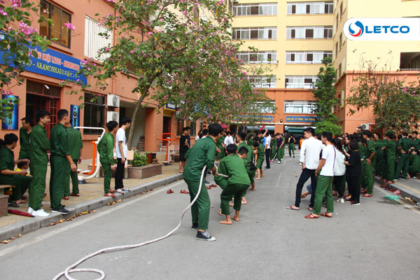 Du học sinh Nhật Bản, Hàn Quốc sôi nổi thi kéo co