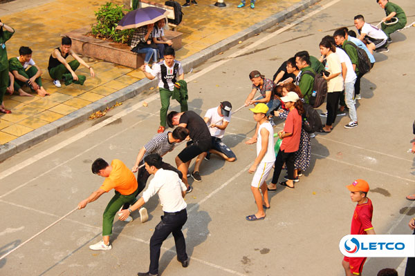 Du học sinh Nhật Bản, Hàn Quốc sôi nổi thi kéo co