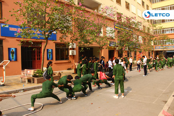 Du học sinh Nhật Bản, Hàn Quốc sôi nổi thi kéo co