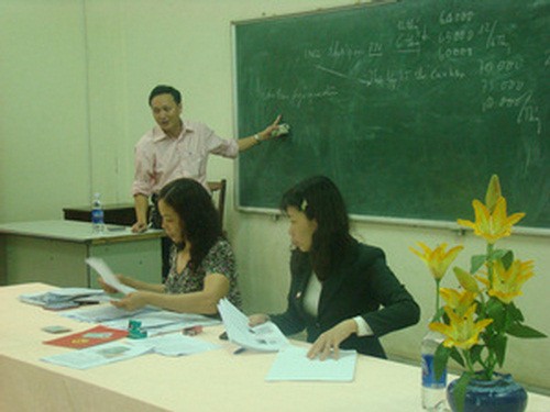ky hop dong bao lanh cho 11 tns di tu nghiep va thuc tap