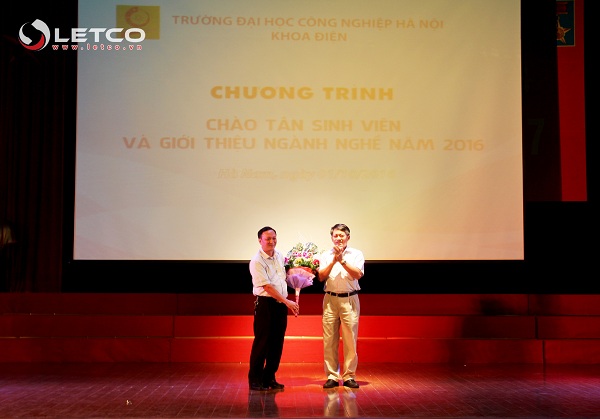 letco trao hoc bong cho tan sinh vien khoa dien