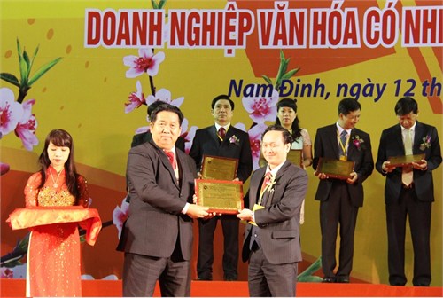 Đón nhận danh hiệu “Doanh nhân Văn hóa vì sự nghiệp xây dựng và phát triển đất nước – Doanh nghiệp Văn hóa có nhiều đóng góp cho xã hội”