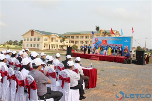 giam doc bui kim son noi chuyen voi hssv quang binh trong ngay hoi tu van huong nghiep