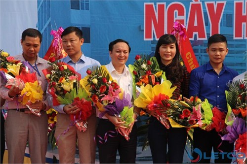giam doc bui kim son noi chuyen voi hssv quang binh trong ngay hoi tu van huong nghiep
