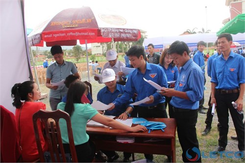 giam doc bui kim son noi chuyen voi hssv quang binh trong ngay hoi tu van huong nghiep