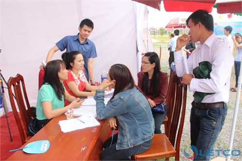 giam doc bui kim son noi chuyen voi hssv quang binh trong ngay hoi tu van huong nghiep