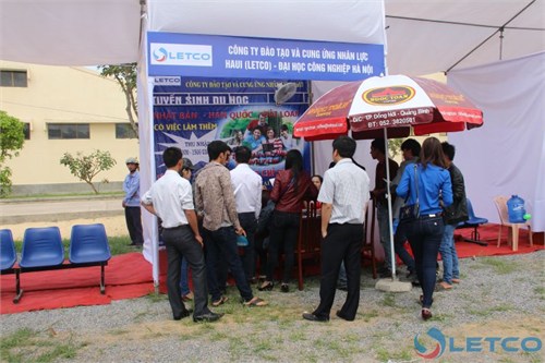 giam doc bui kim son noi chuyen voi hssv quang binh trong ngay hoi tu van huong nghiep