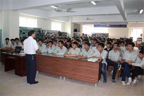 giam doc bui kim son noi chuyen voi hssv khoa cong nghe o to