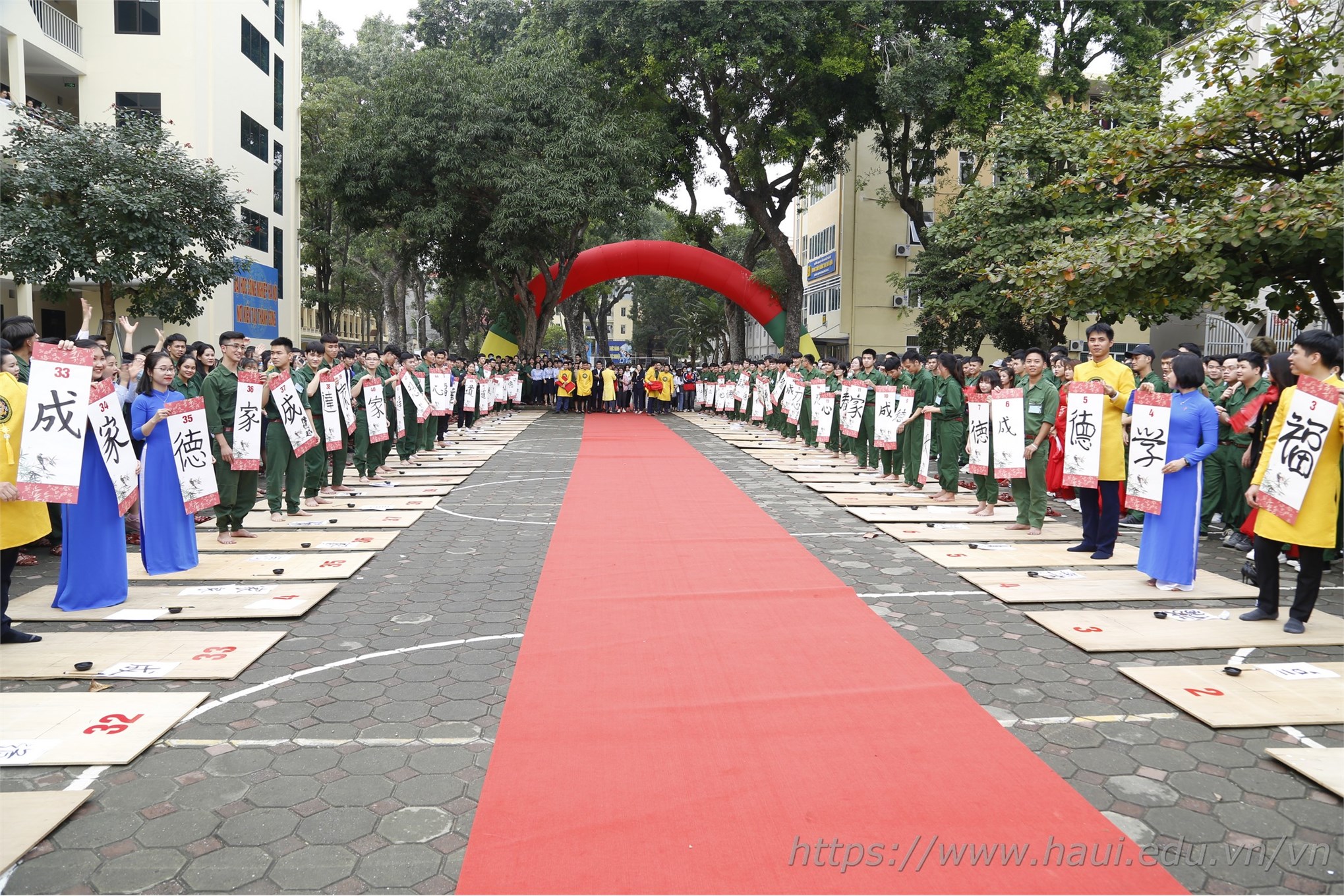 Sôi nổi Ngày hội Thư pháp và liên hoan văn nghệ chào mừng 20 năm thành lập Công ty LETCO
