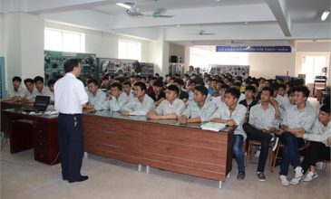 Giám đốc Bùi Kim Sơn nói chuyện với HSSV Khoa Công nghệ Ô tô